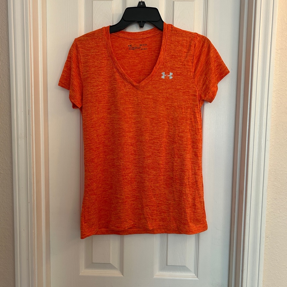Under Armour Women's Bright Orange V-Neck Tee size S